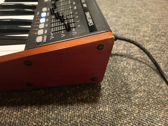 Sintetizador Behringer Deepmind 6 - Foto 2