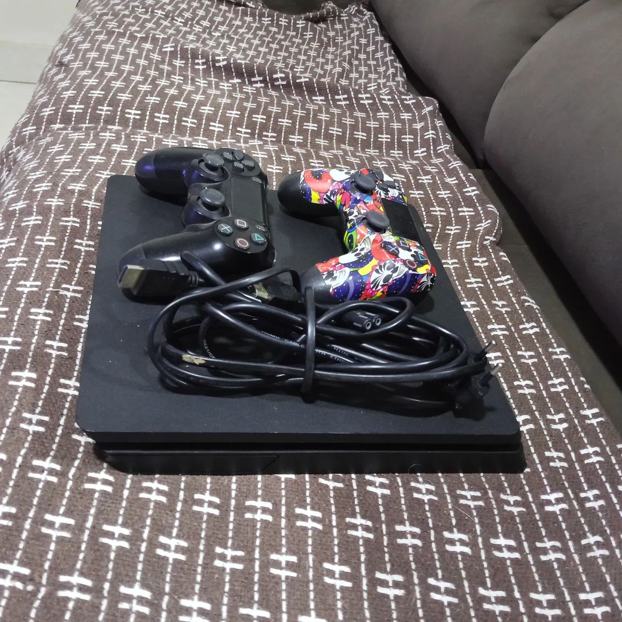 PLAYSTATION 4 SLIM COM 2 CONTROLES  - Foto 3