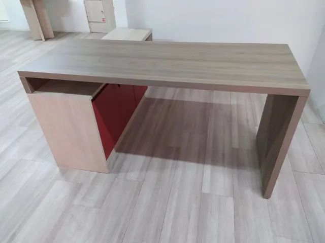 Mesa sob medida com armário MDF