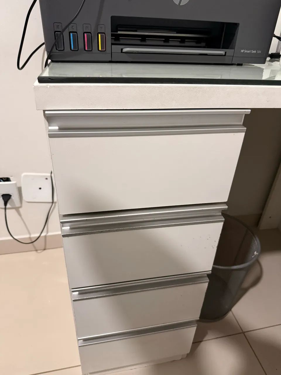 Escrivaninha Mdf com tampo de vidro + cadeira  - Foto 3