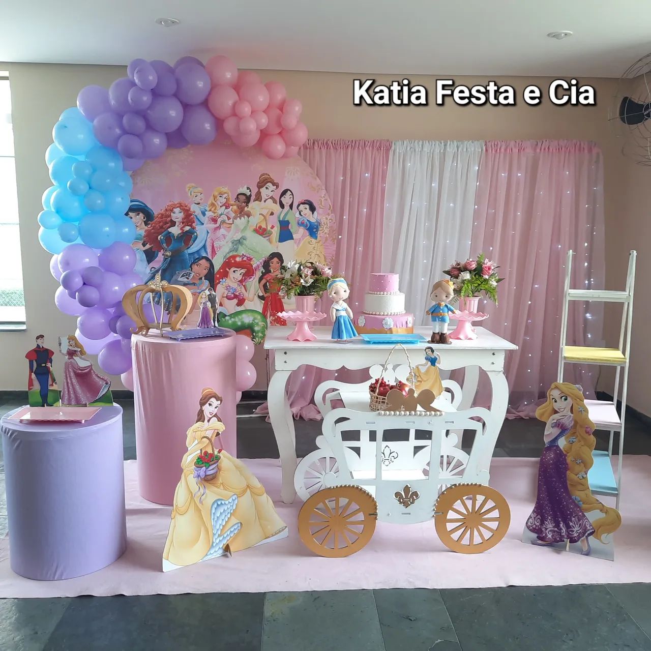 Decorações infantis montadas no local com arco de balões  - Foto 2
