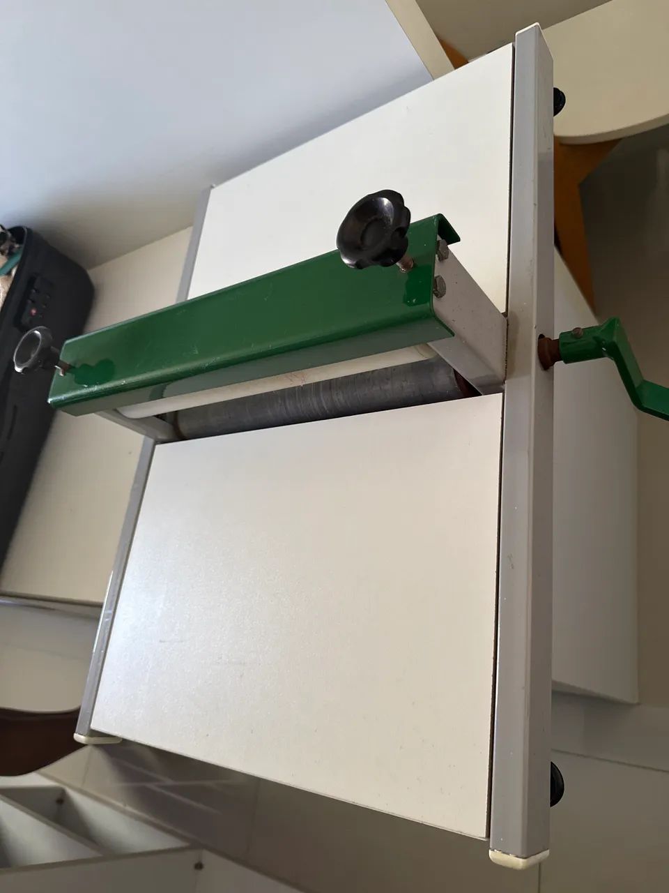 máquina de corte e vinco ideal para forminhas de doces com diversas facas