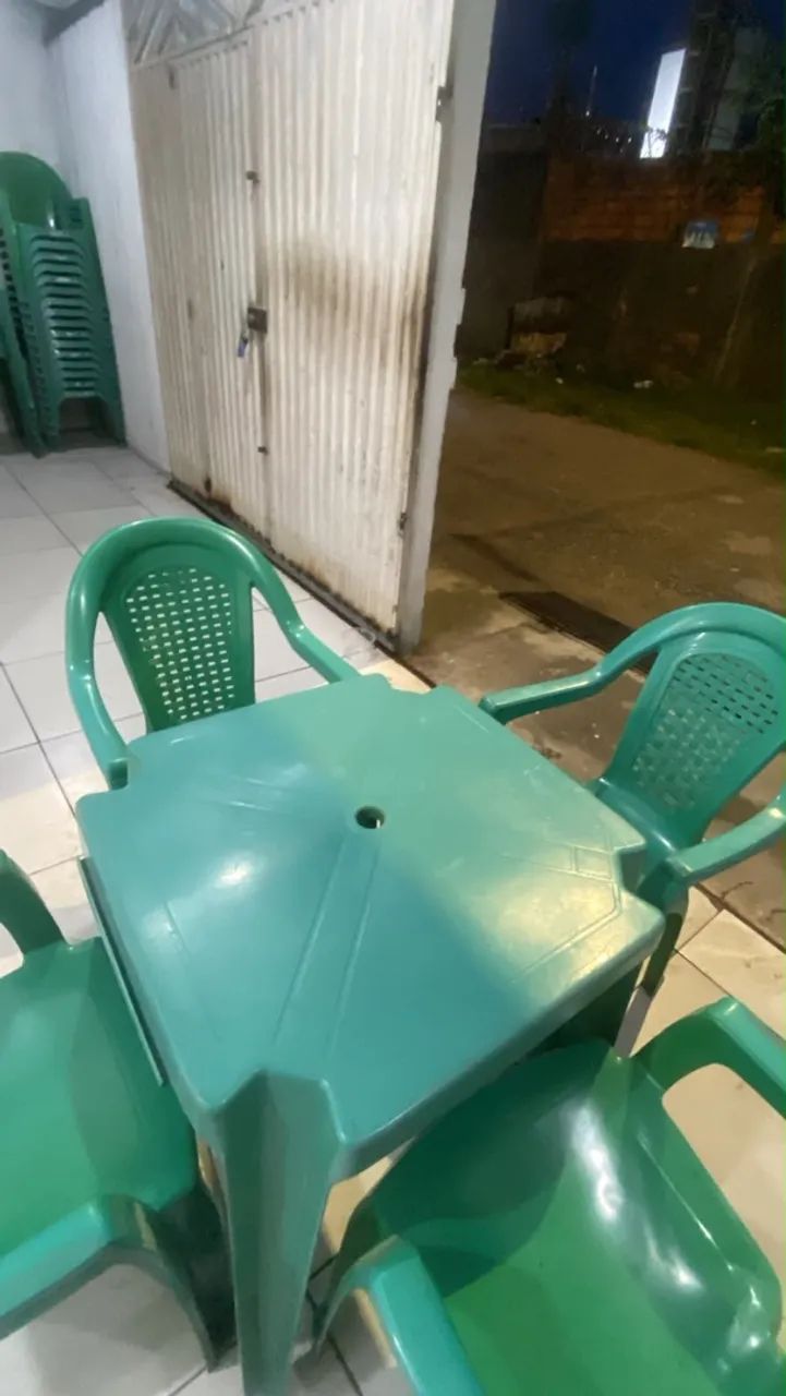 Jogo de mesa e cadeiras de plástico! - Foto 2