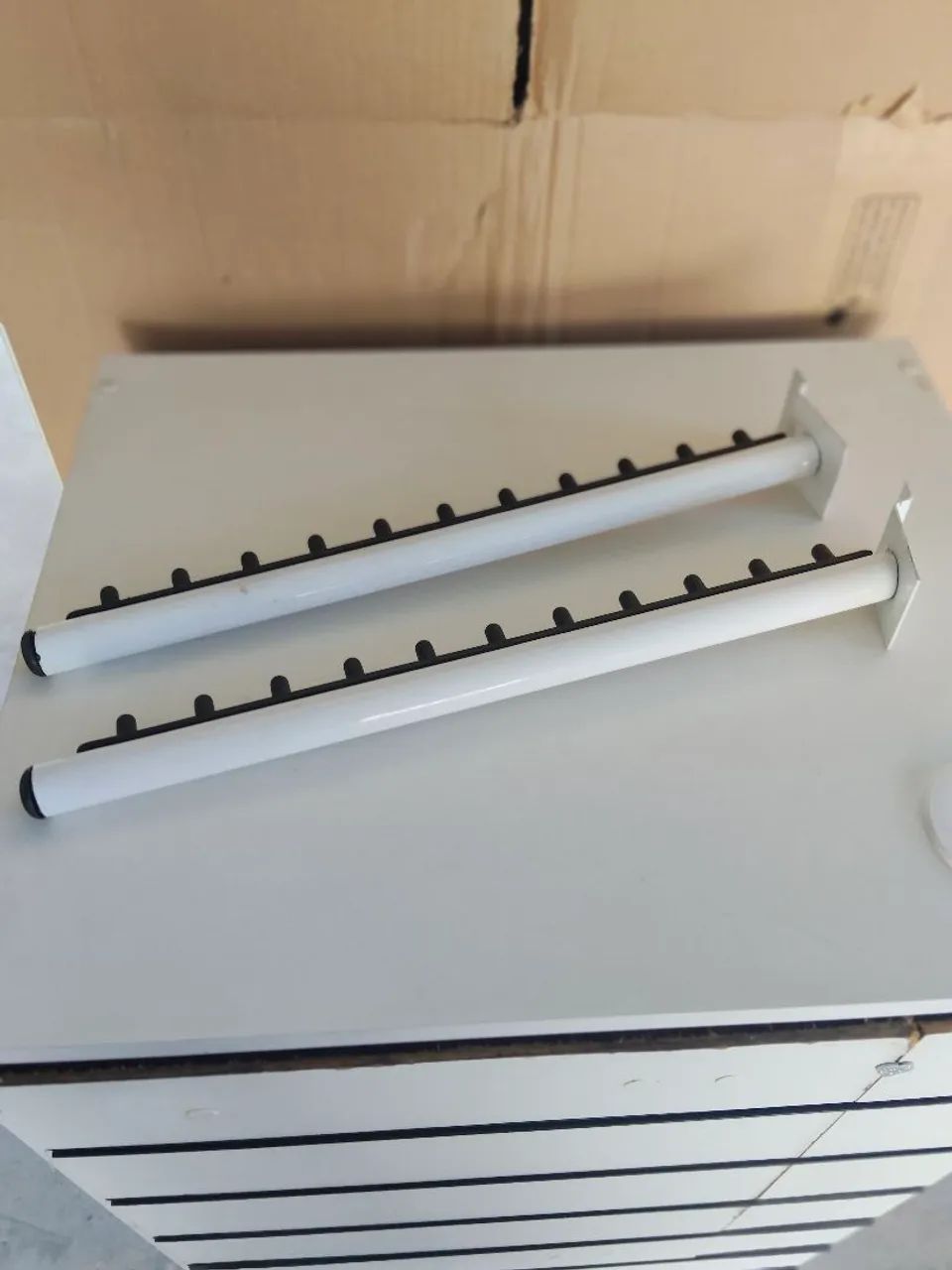 Arara de cabide para painel canaletado 