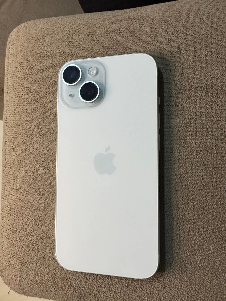 Iphone 15 azul sem marcas