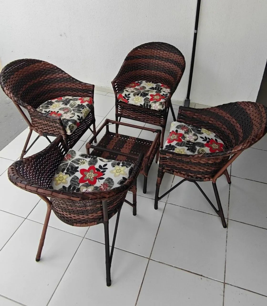 Jogo de Cadeira com Mesinha Novo