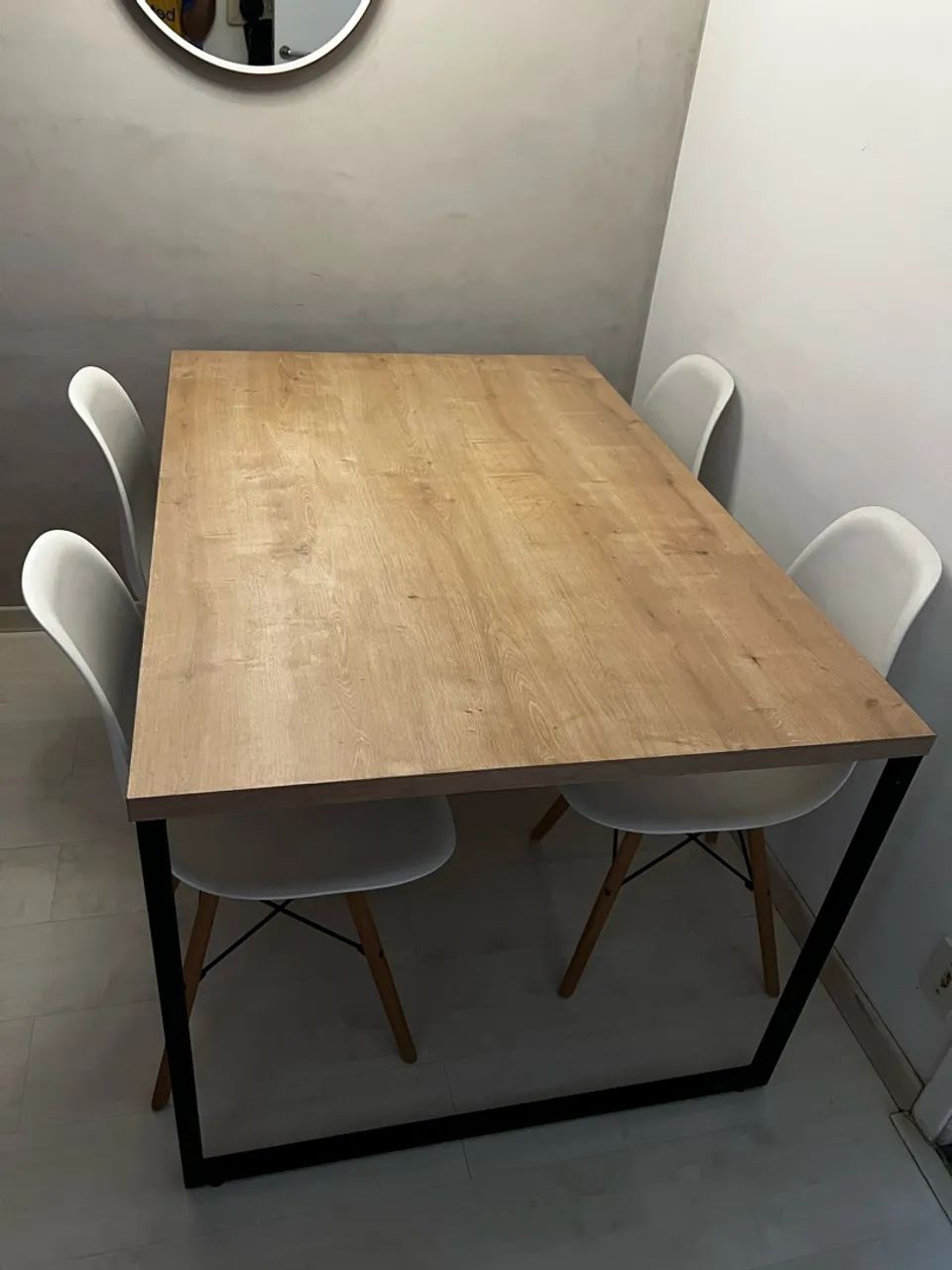 Mesa com 4 cadeiras. 