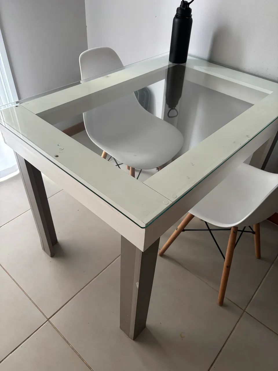 Mesa de vidro + 2 cadeiras- bom estado! 