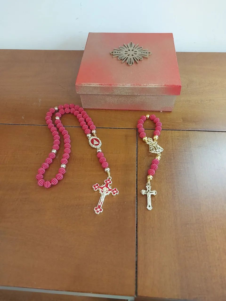 KIT RELIGIOSO TERÇO DE LUXO E CAIXA PERSONALIZADA  - Foto 2
