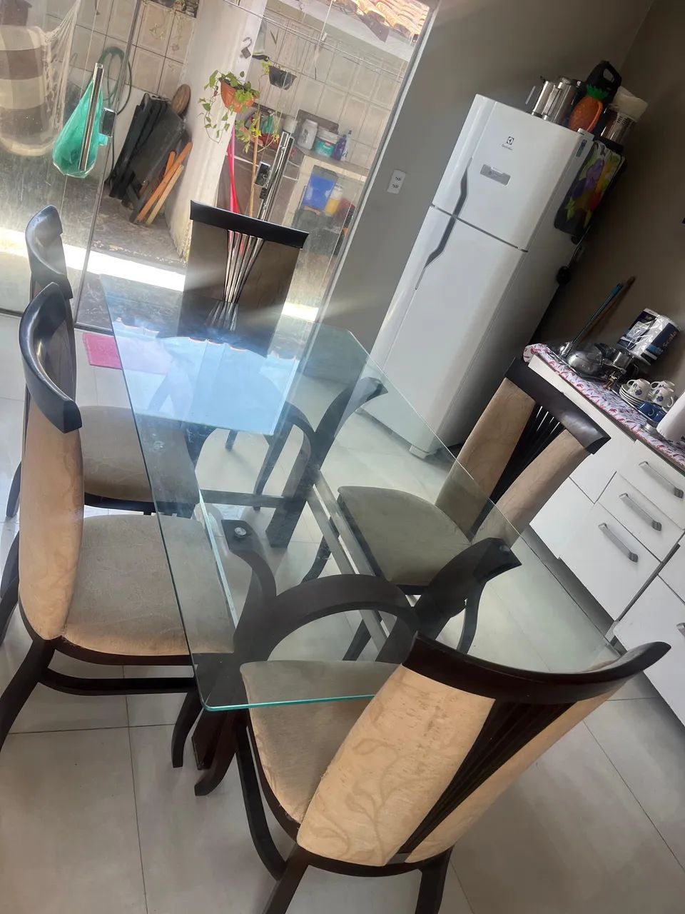 Vendo mesa de vidro e 6 cadeiras - Foto 2