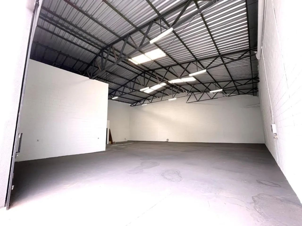Aluga-se Prédio Comercial no Setor Parque Oeste Industrial com 330 m2 - Foto 2