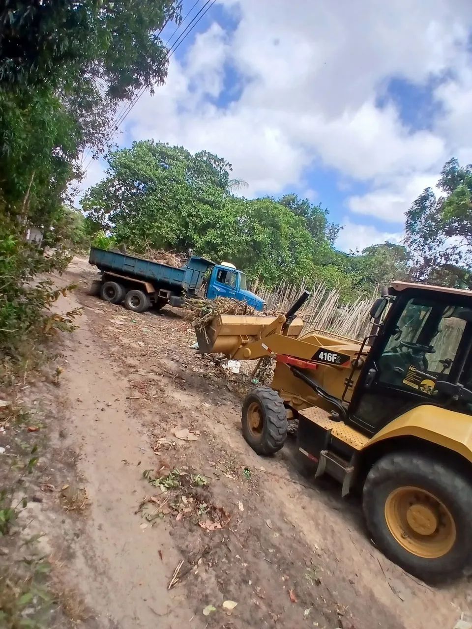 Serviços com retroescavadeira 
