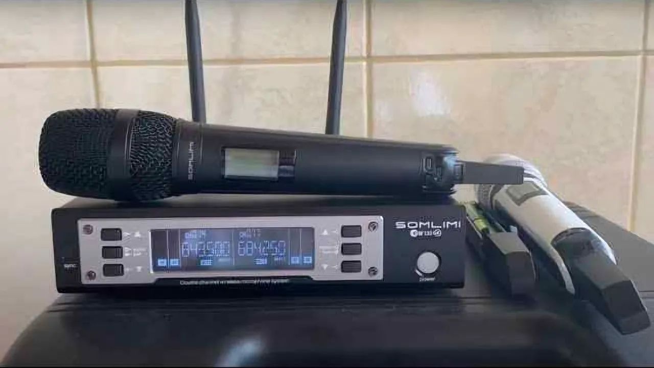 MICROFONE SEM FIO SOMLIMI EW135G4 COM 2 BASTÕES  - Foto 2