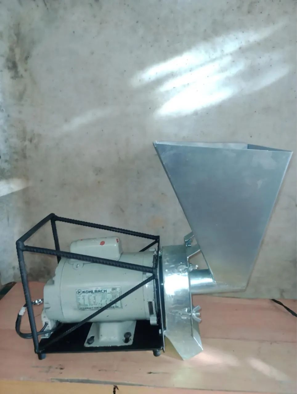 Máquina de moer milho e feijão, $2.000,00$