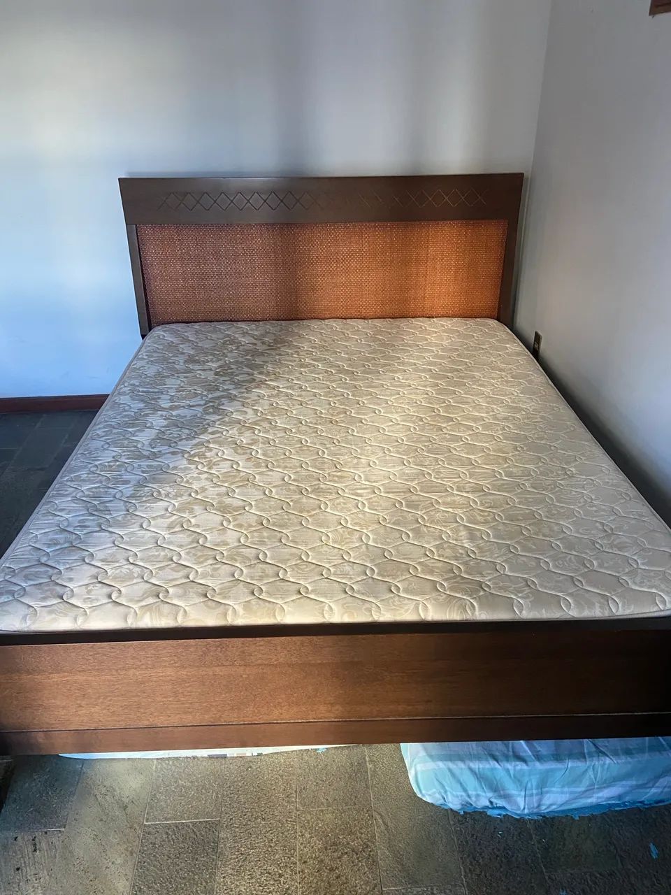 Cama Queen de Madeira + Colchão 
