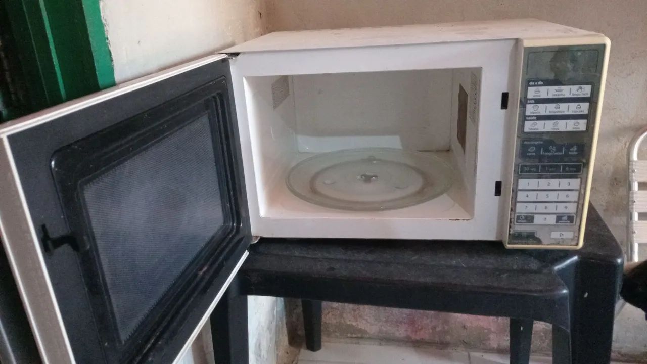 Vendo micro-ondas com defeito marca mídia  - Foto 4
