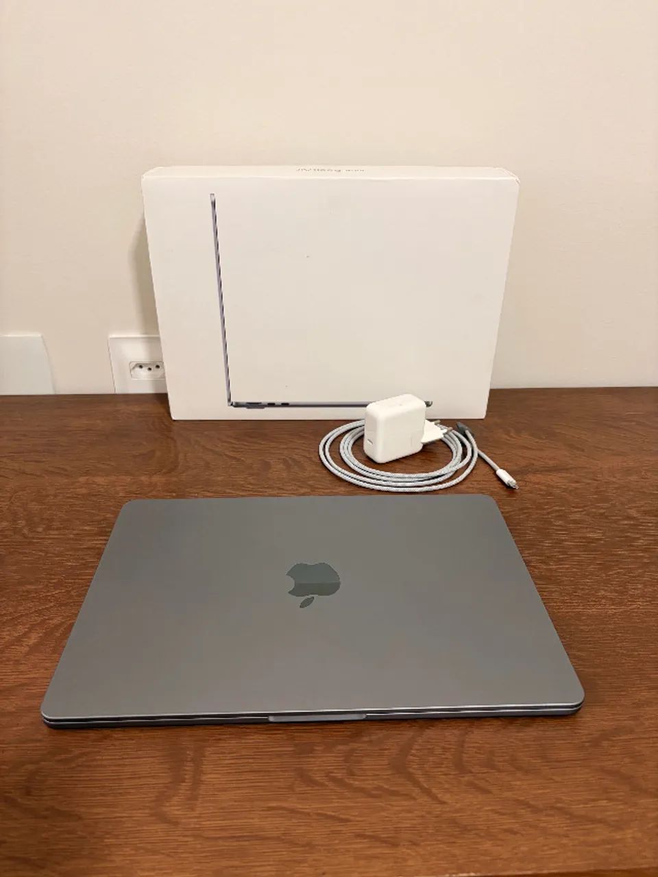 MacBook Air M2 (8GB RAM, 256GB SSD) - Space Gray + Case de Couro