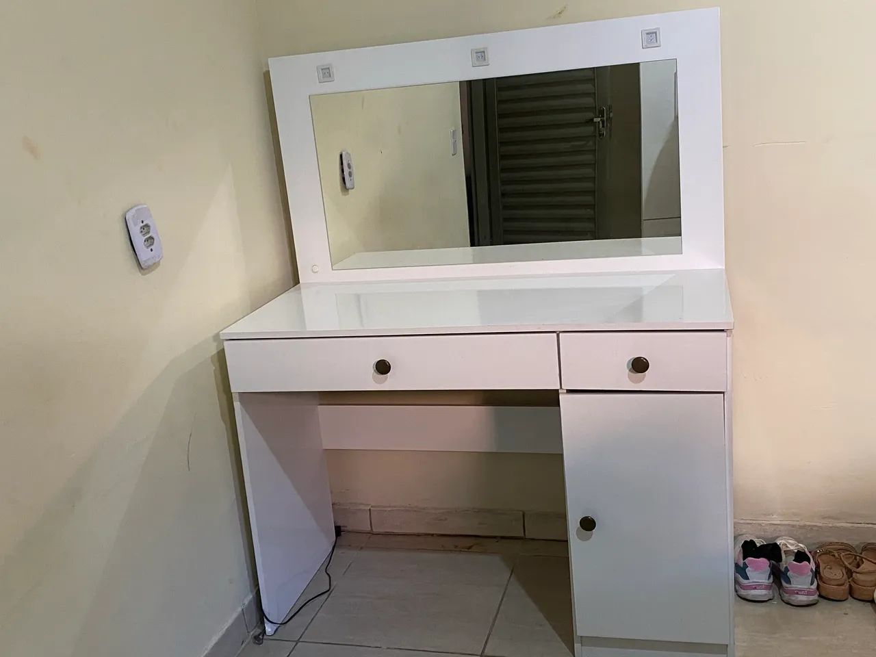 Vendo penteadeira com espelho 3 gavetas uma com divisória, contém led funcionando  - Foto 2