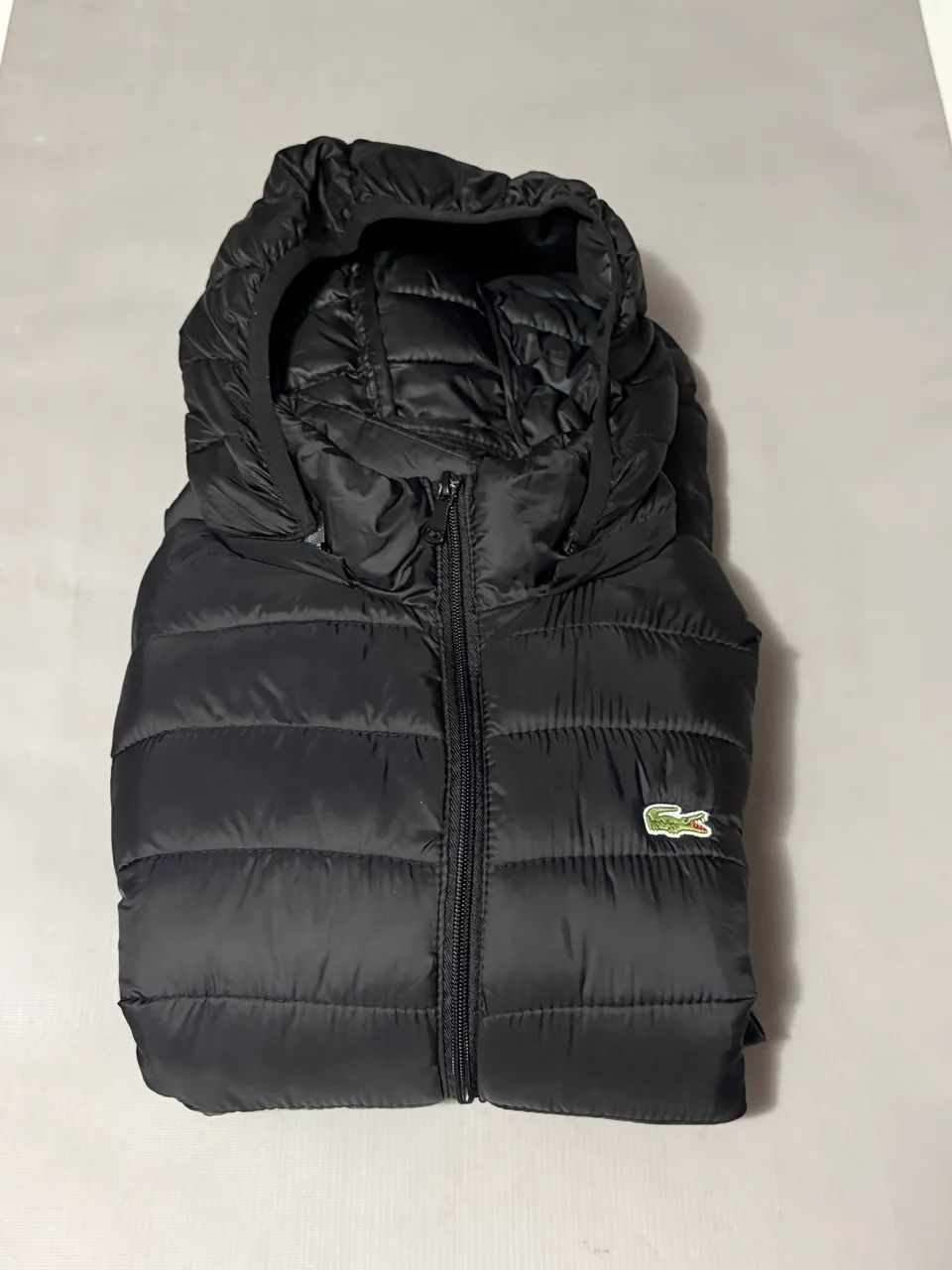 Blusa de frio da Lacoste preta , com touca removível