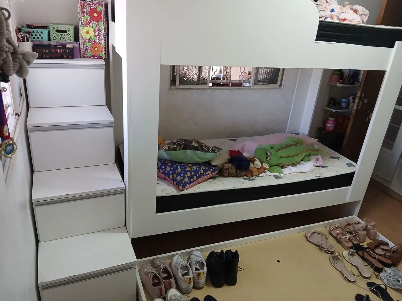 Cama beliche com uma cama adicional com quatro gavetas que sao escadas - Foto 2