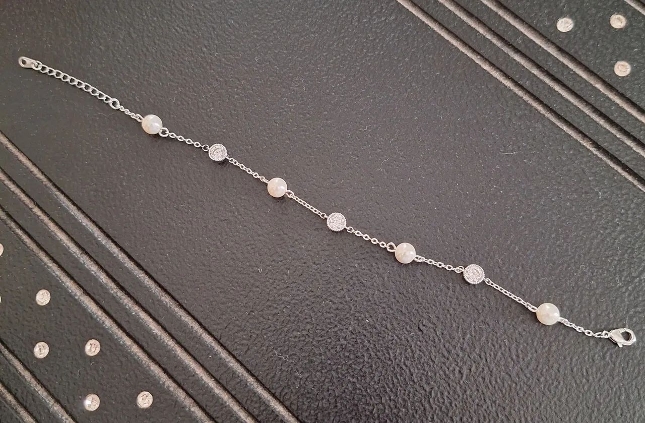 Pulseira feminina prateada com pérolas 