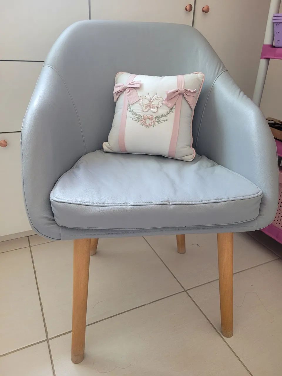 Poltrona em courino cinza para decoração de ambiente  - Foto 3