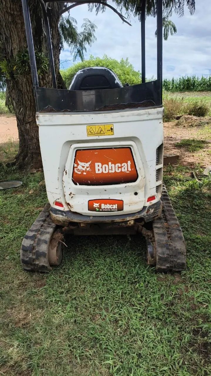 Mini escavadeira Bobcat E20 e perfuratriz, broca e conchas  - Foto 4