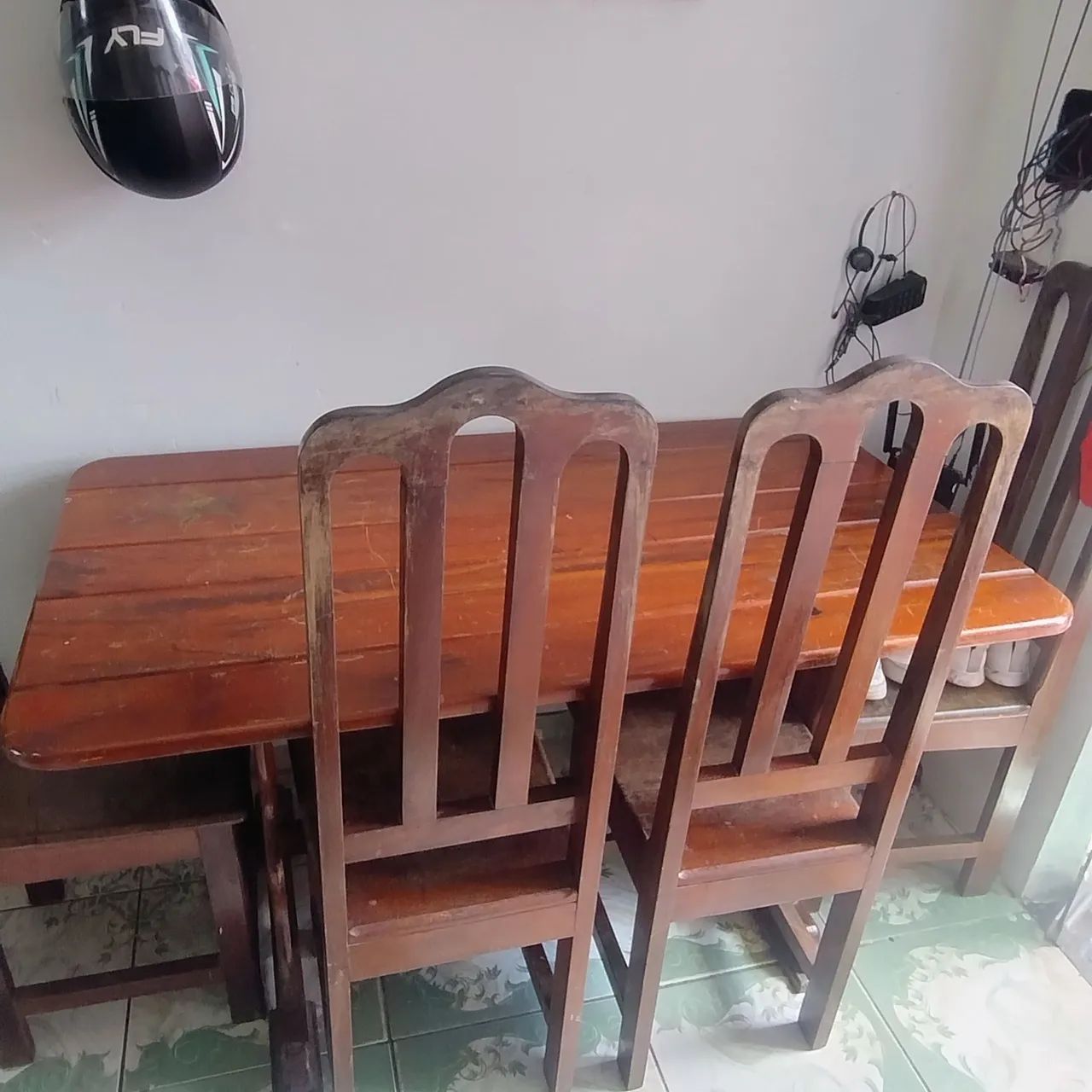 Vende-se uma mesa com 4 cadeiras 