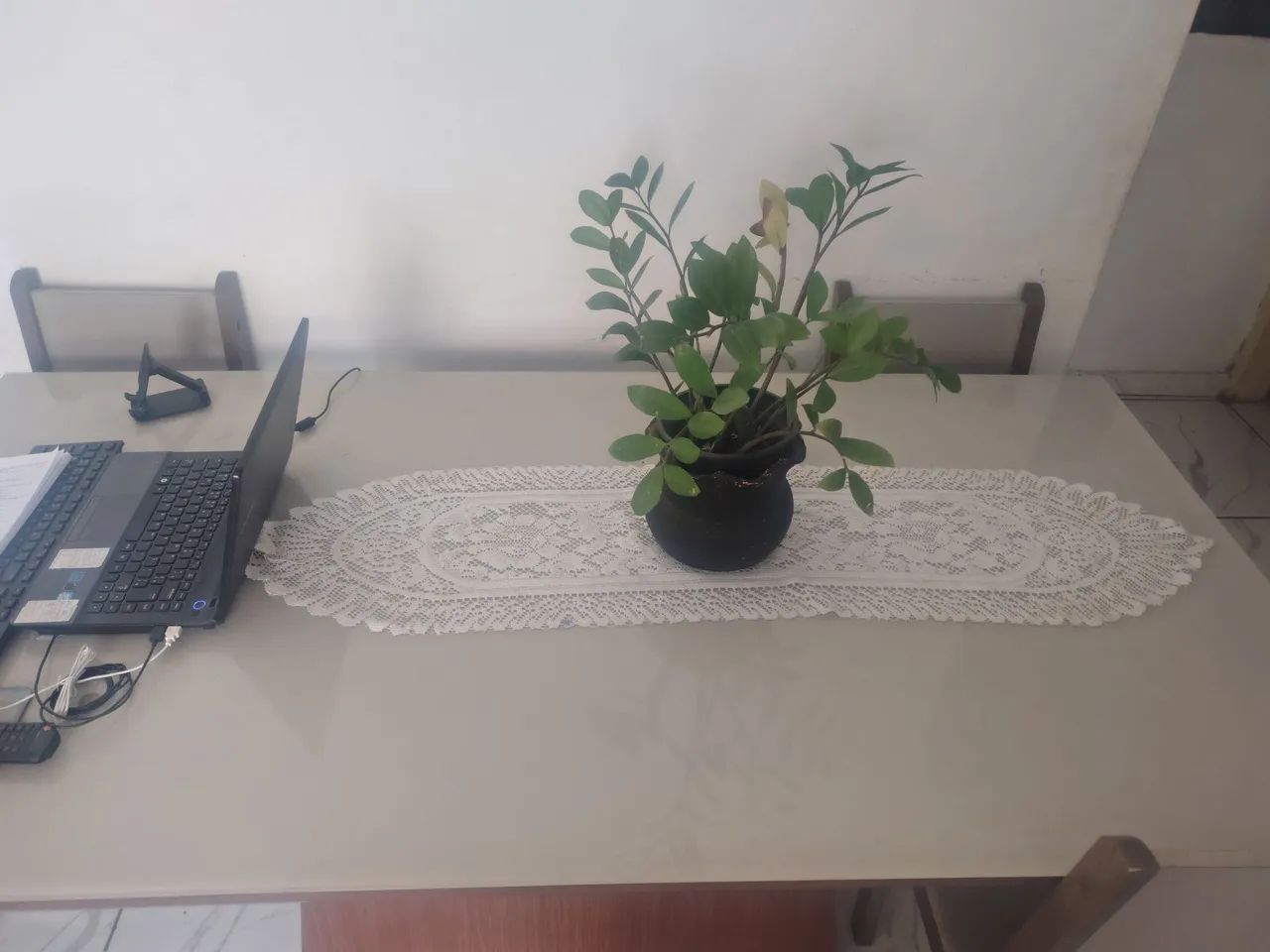 Mesa de madeira com tampo de vidro com 5 cadeiras    - Foto 2