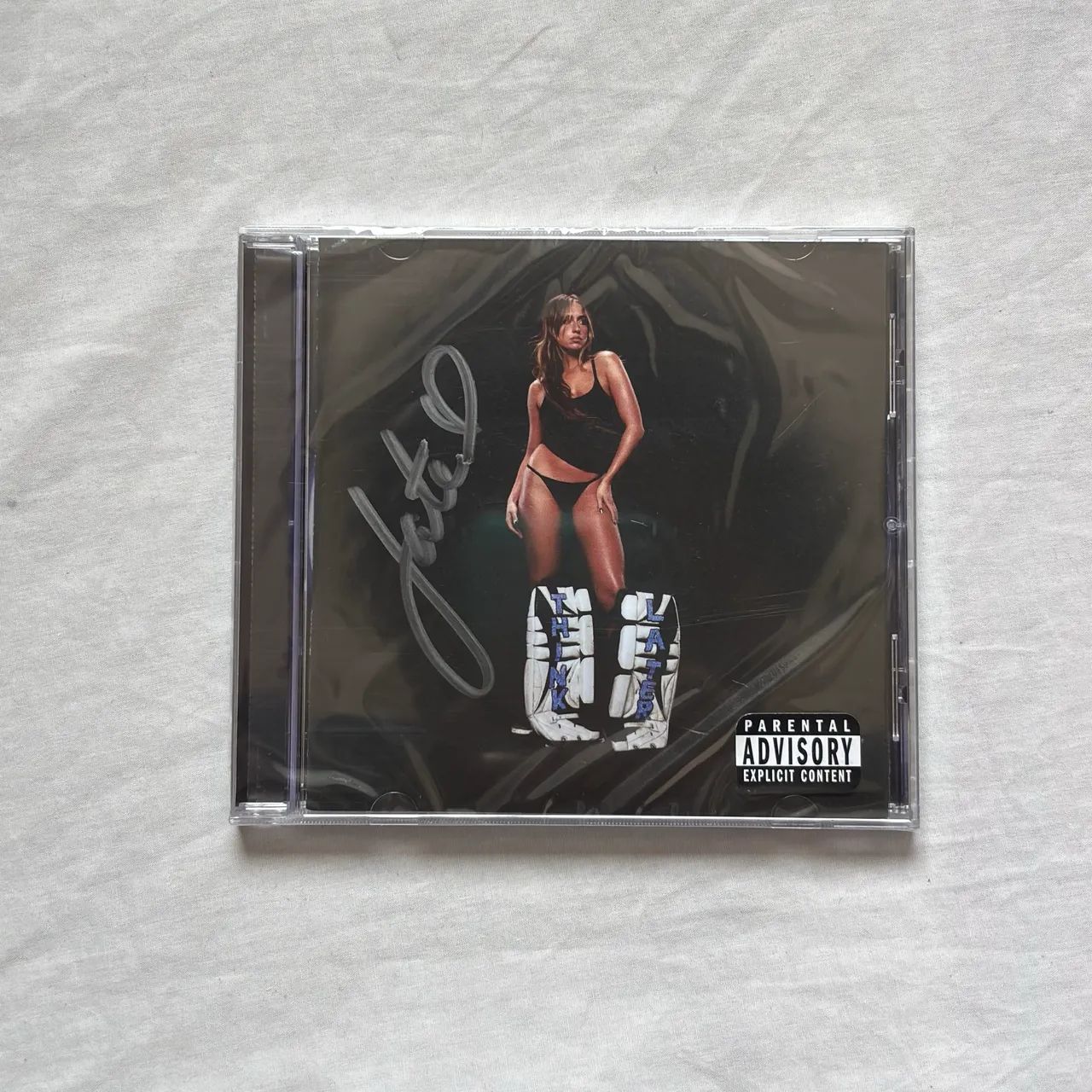Combo CDs Autografados Tate McRae Think Later e So Close To What - Foto 2