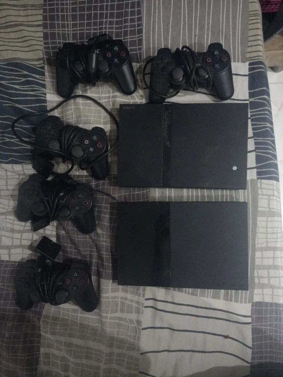 Vendo 2 Consoles PS2, e 5 controles!!