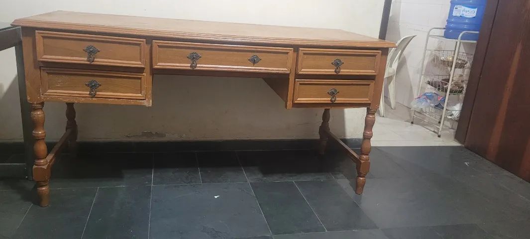 Mesa de madeira maciça 