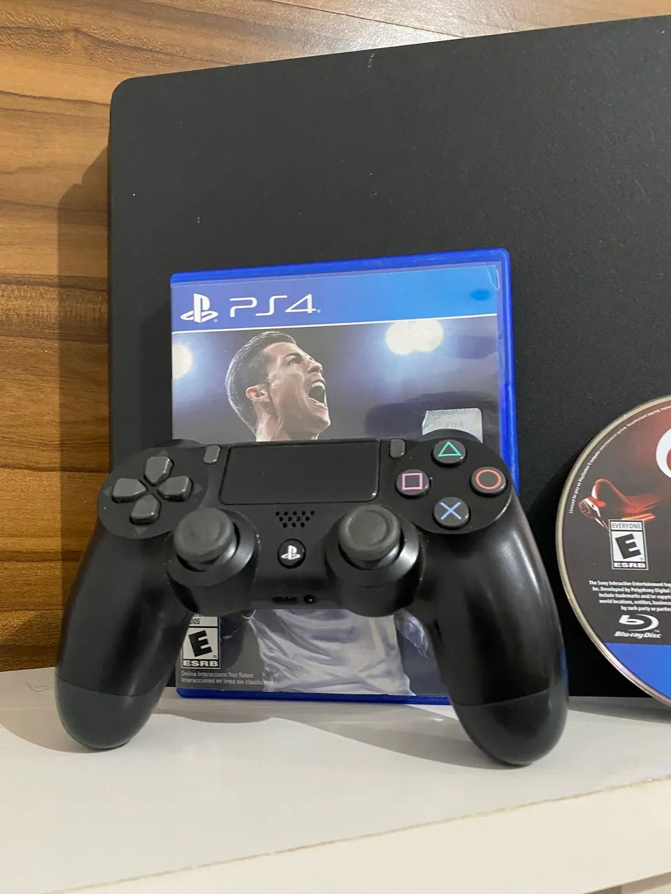 PlayStation 4 (PS4) Slim com controle e 2 jogos  - Foto 3
