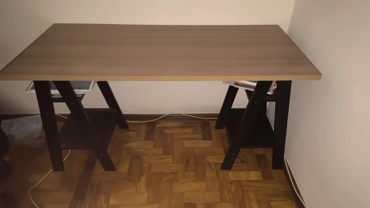 Mesa de escritório com cavalete