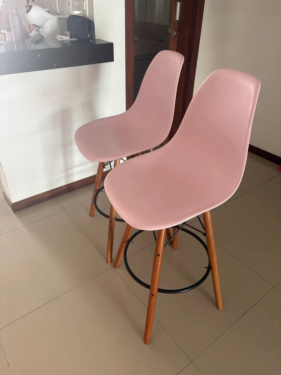 Par de banquetas altas rosa  - pés de madeira - Foto 2