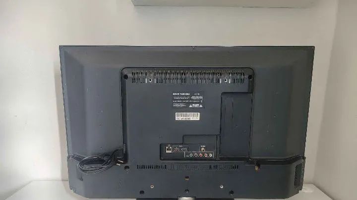 Tv Toshiba 32 polegadas não é smart acompanhada com um PS3 slim desbloqueado 3 controles - Foto 3