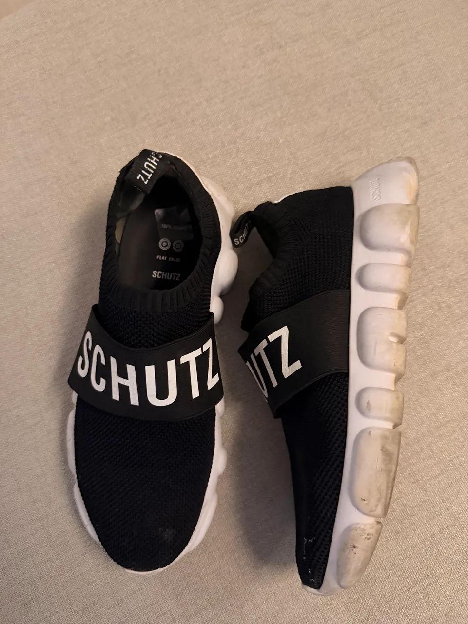 Desapego de tênis slip-on preto da marca Schutz