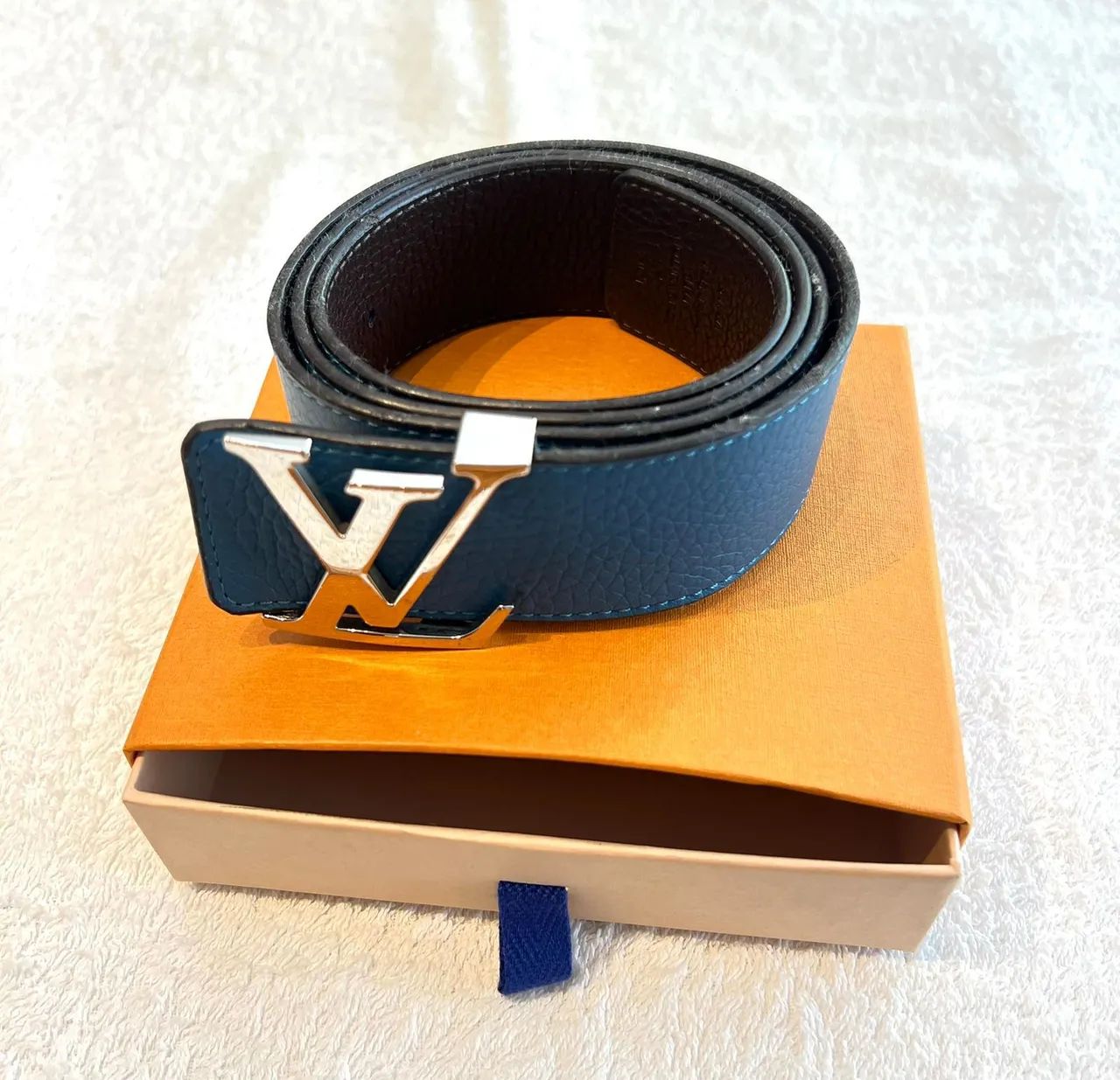 Cinto reversível Louis Vuitton em couro azul