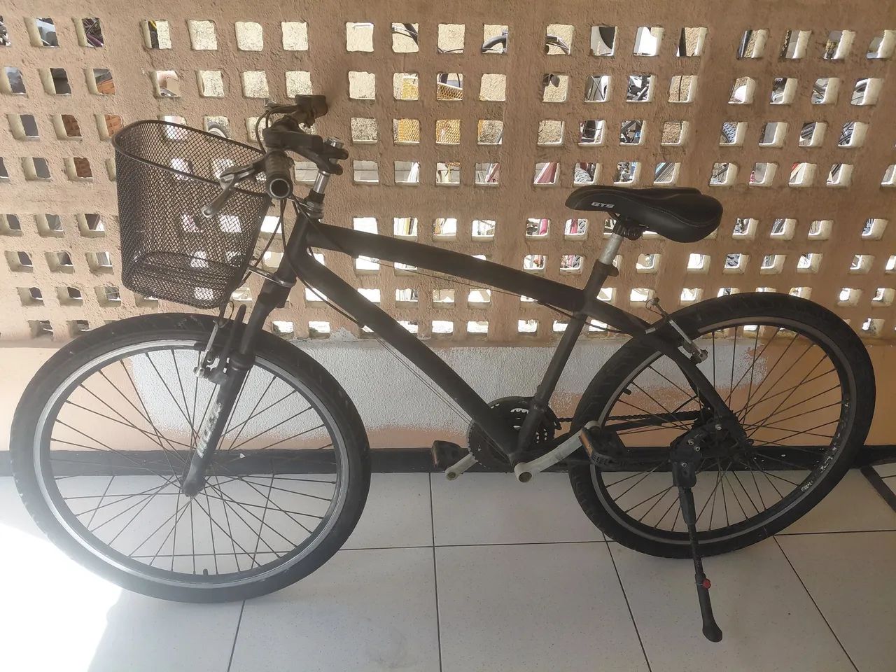 Vendo bicicleta aro 26 com marcha e cesto