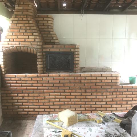 Fogão a lenha, churrasqueira, forno.