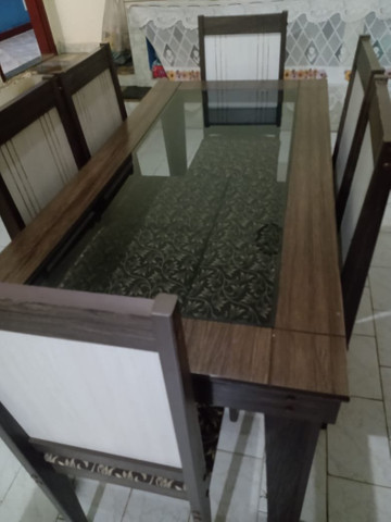 Mesa com 6 cadeiras com tampa de vidro