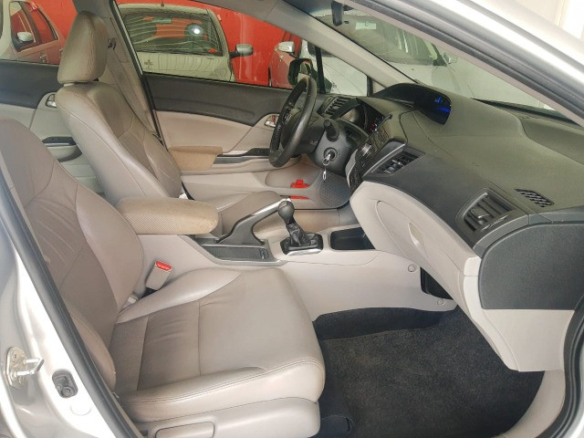 Civic 1.8 LXS Manual 15/16 (Veiculo possui passagem por leilão de financeira ) - Foto 10