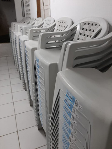 Cadeira de plástico com braço
