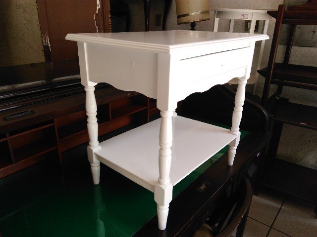 Mesa de Cabeceira Laqueada em Madeira - Foto 2