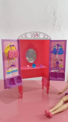 Vende 1 trailer e 1 guarda roupa da barbie com a boneca barbie