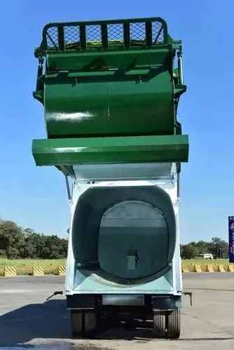 Caminhão Compactador Cargo - Foto 2