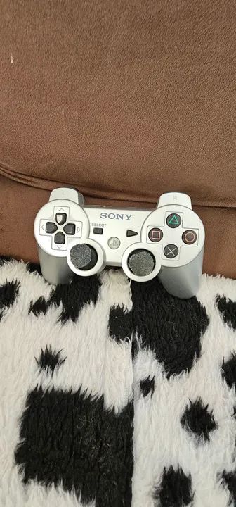 CONTROLE PS3 CINZA SONY IMPECÁVEL SEM TESTE FOTOS FAZ PARTE DO ANÚNCIO - Foto 2