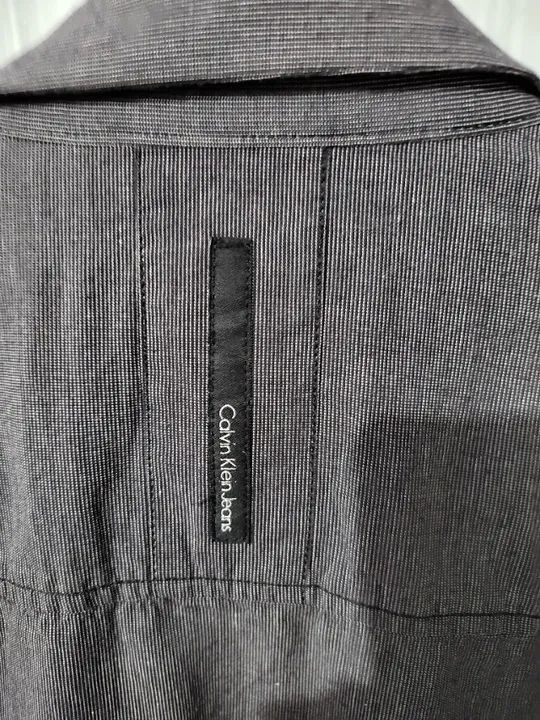 CAMISA CALVIN KLEIN CINZA GRAFITADA EM EXCELENTE ESTADO - Foto 4