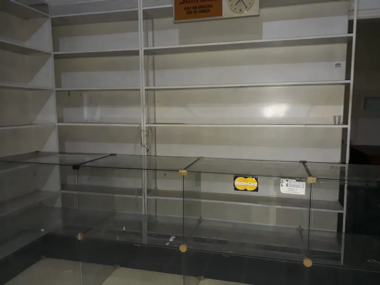 Prateleiras de ferro e balcão de vidro blindex vendo ou troco 