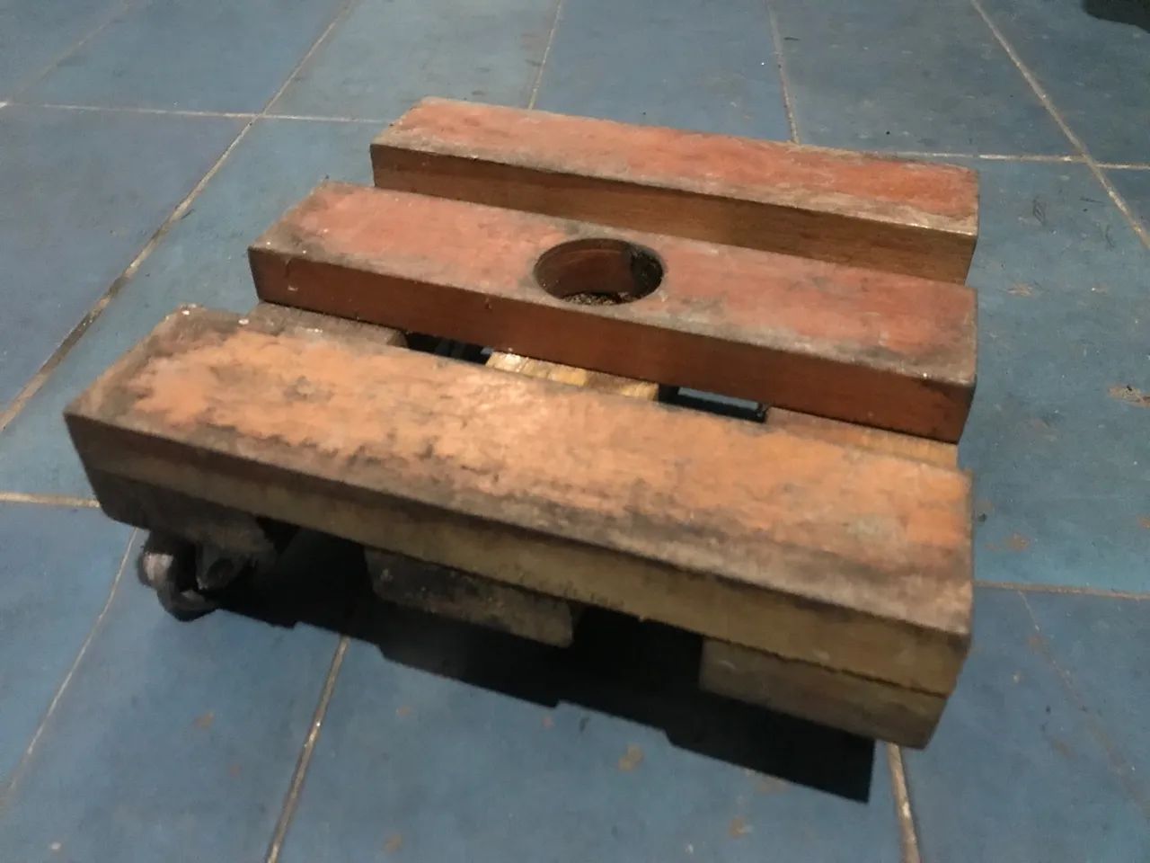 Lote de vasos de plástico para plantas + base de madeira com rodizios. - Foto 4